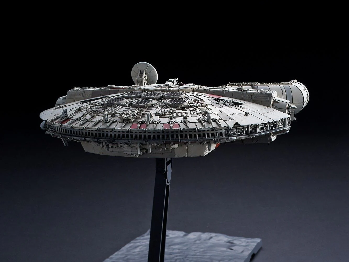 Star Wars The Rise of Skywalker Millennium Falcon 1/144 Scale Model Kit - Image 4