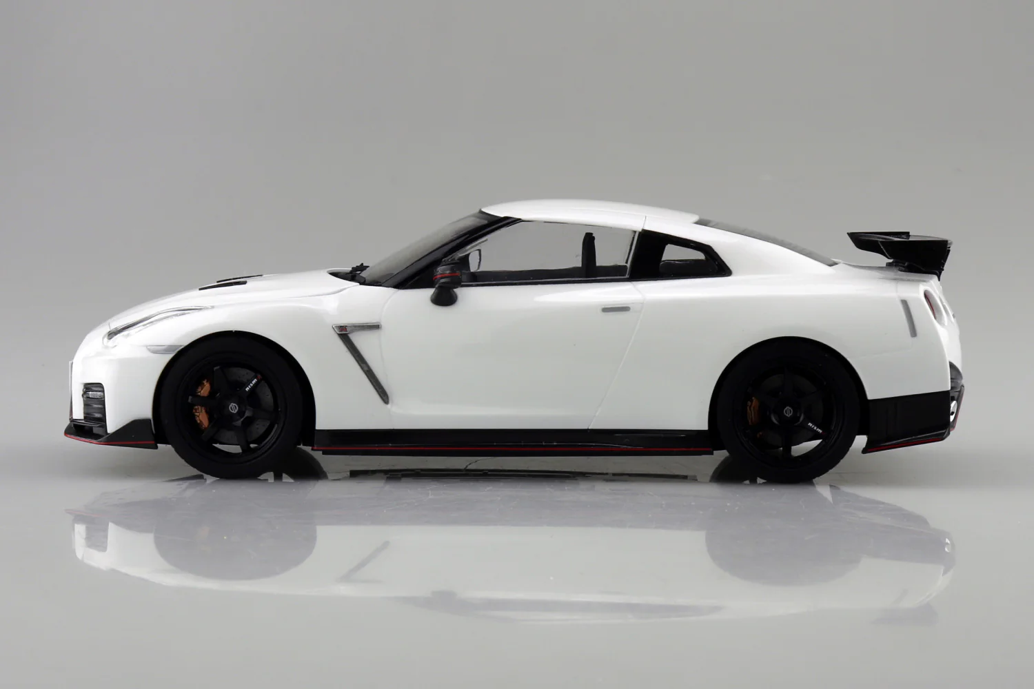 Aoshima 1/24 Snap Car #05-BW 1/24 R35 NISSAN GT-R NISMO 2017 Brilliant White Pearl - Image 3