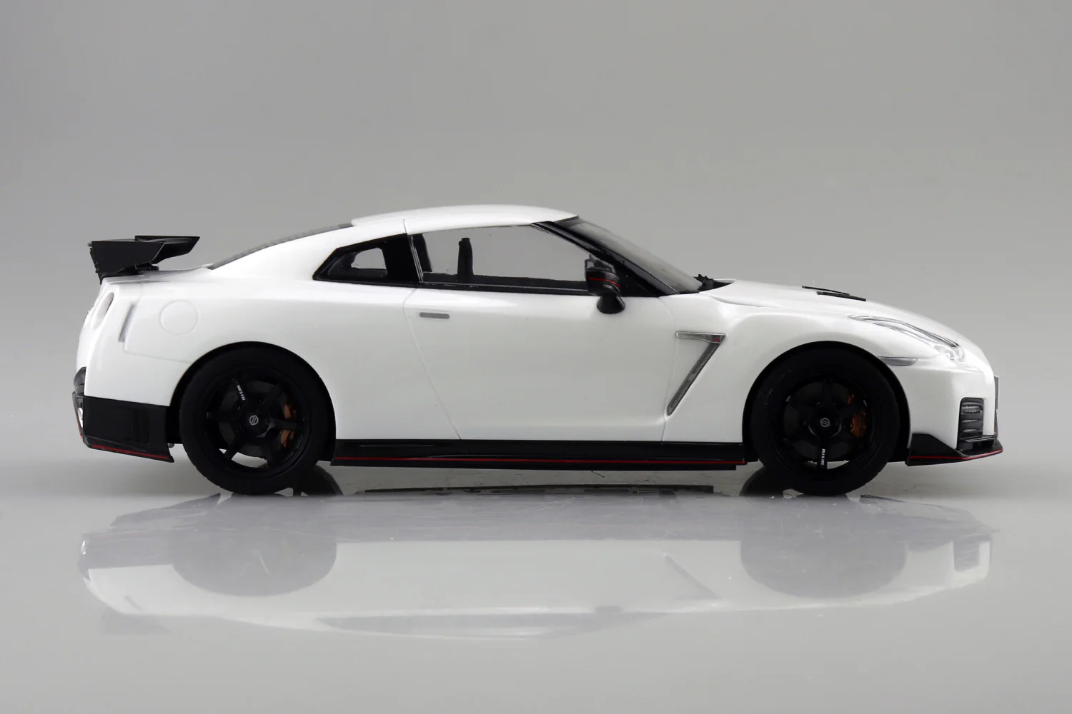 Aoshima 1/24 Snap Car #05-BW 1/24 R35 NISSAN GT-R NISMO 2017 Brilliant White Pearl - Image 4