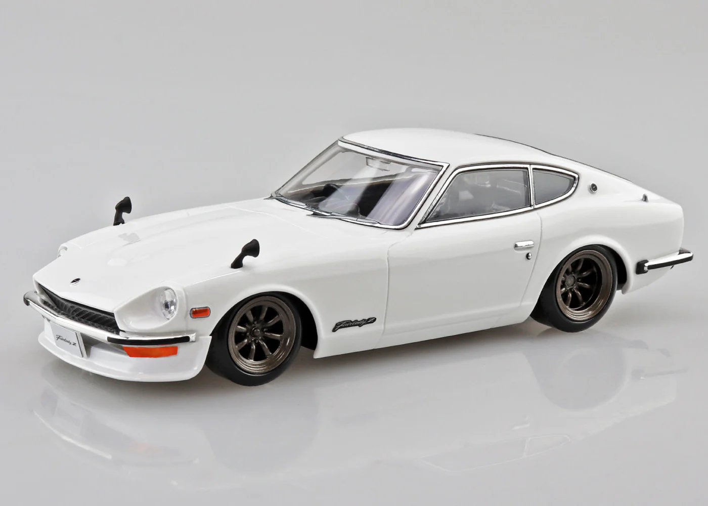 Aoshima 1/32 Snap Kit #15CU-WH Nissan S30 Fairlady Z Custom(White)