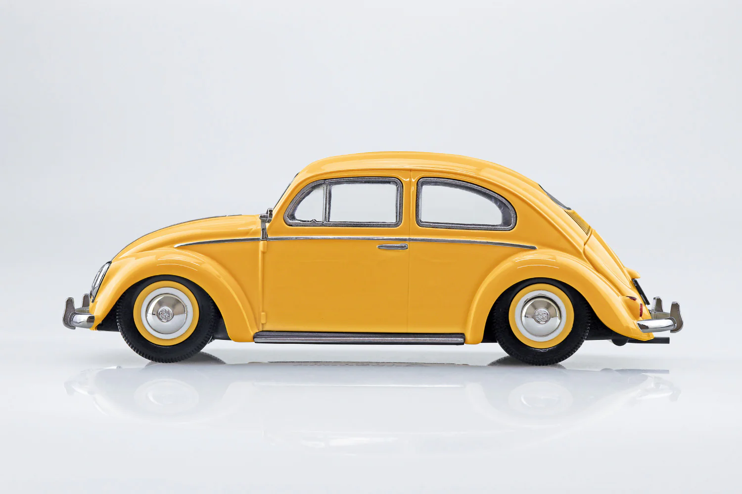Aoshima 1/32 SNAP KIT #20-PY Volkswagen Beetle (Postal Yellow) - Image 4