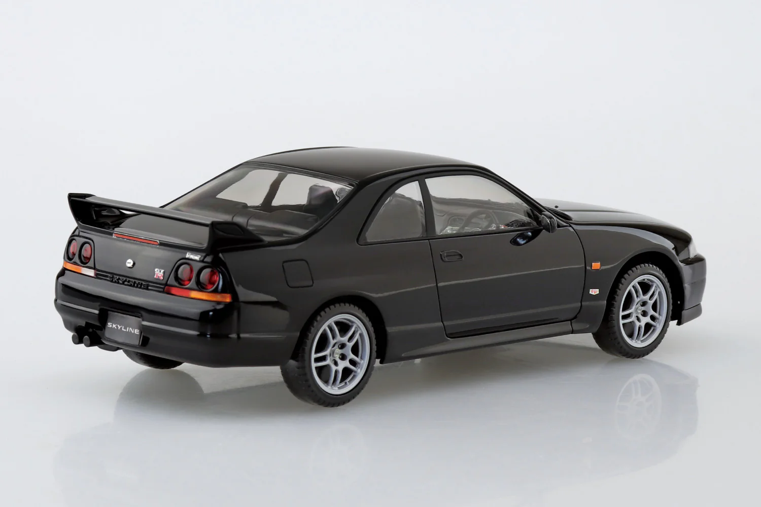 Aoshima 1/32 SNAP KIT #21-BK Nissan R33 Skyline GT-R (Black) - Image 3