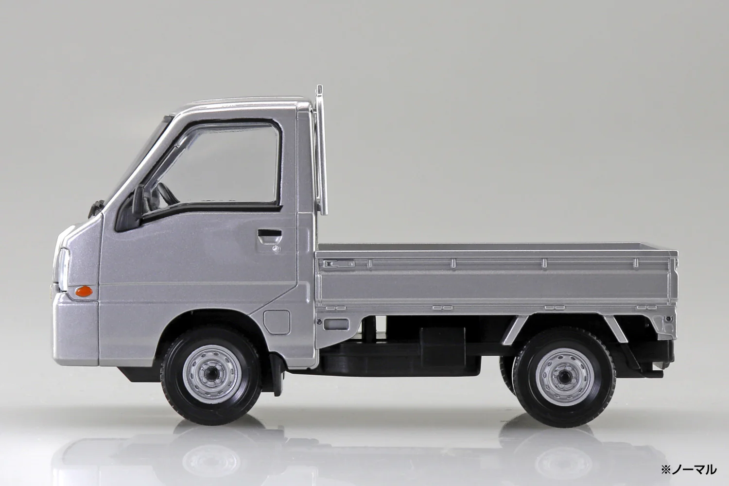 Aoshima 1/32 Snap Kit Subaru Sambar Truck (Sterling Silver Metallic) - Image 5