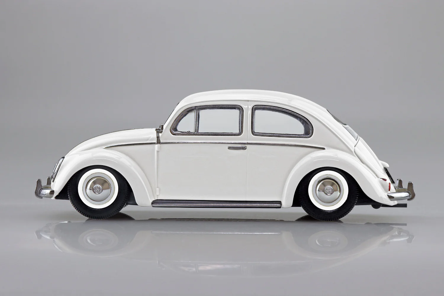 Aoshima 1/32 Volkswagen Beetle (Pearl White) - Image 3