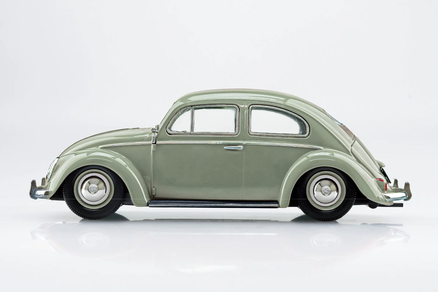 Aoshima 1/32 Volkswagen Beetle (Reed Green) - Image 3