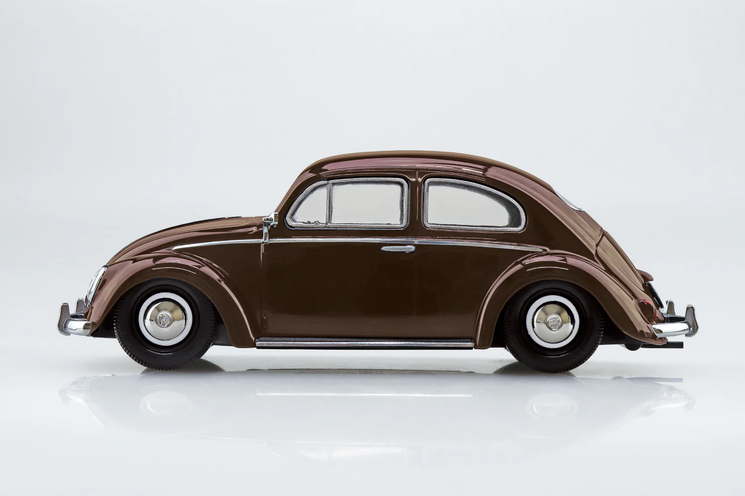 Aoshima 1/32 Volkswagen Beetle (Texas Brown) - Image 3