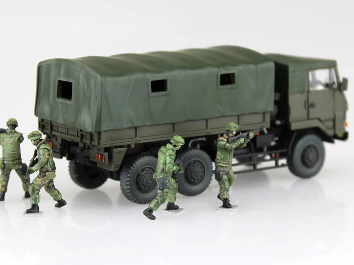 Aoshima 1/72 JGSDF 3 1/2T Truck With Additional Armor (W/4 Figures) - Image 4