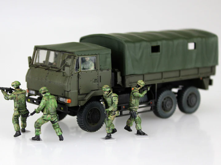 Aoshima 1/72 JGSDF 3 1/2T Truck With Additional Armor (W/4 Figures) - Image 7