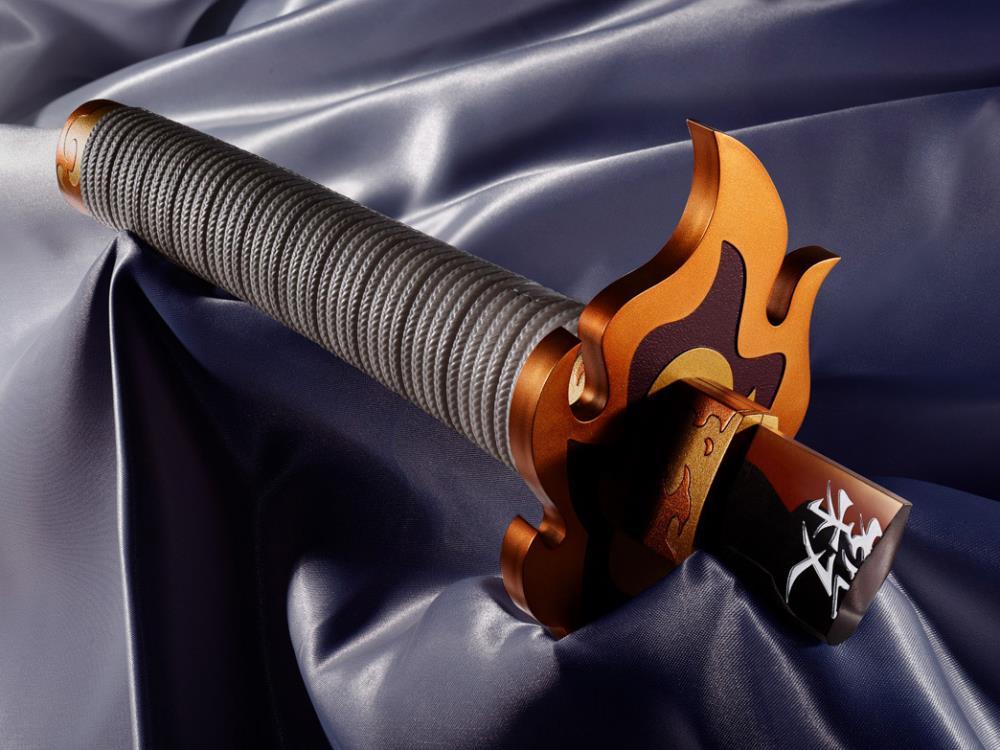 Kimetsu no Yaiba Proplica Kyojuro Rengoku's Broken Nichirin Sword - Image 4