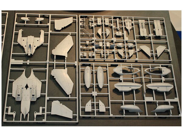 Macross Plus VF-11B Thunderbolt 1/72 Scale Model Kit - Image 7