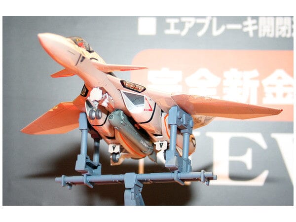 Macross Plus VF-11B Thunderbolt 1/72 Scale Model Kit - Image 8