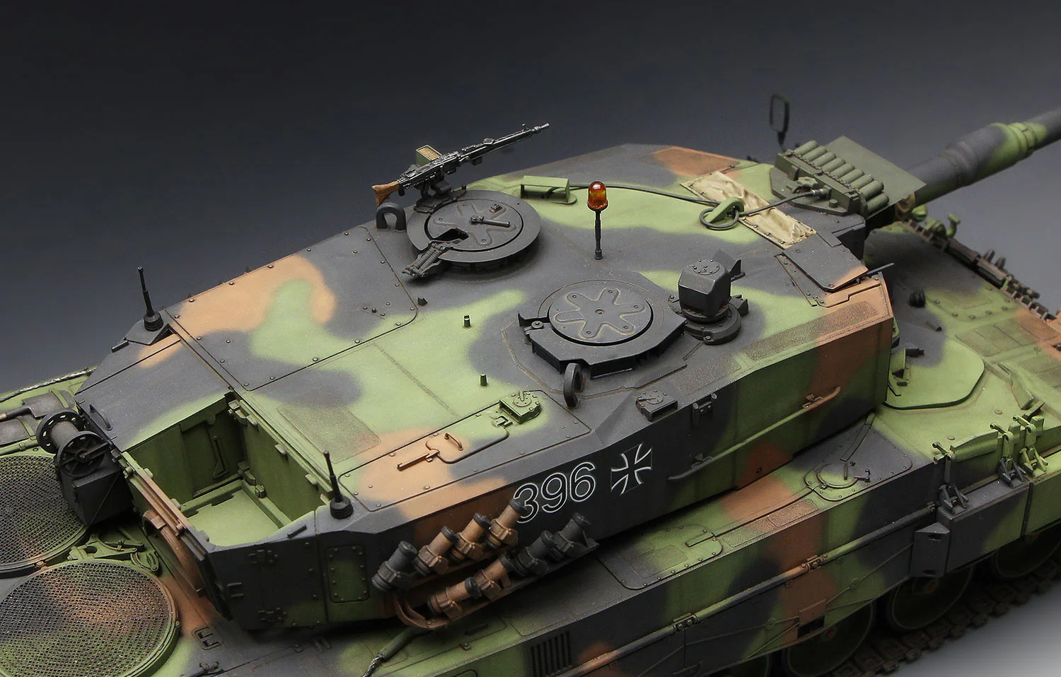 Meng 1/35 German Main Battle Tank Leopard 2 A4 - Image 6
