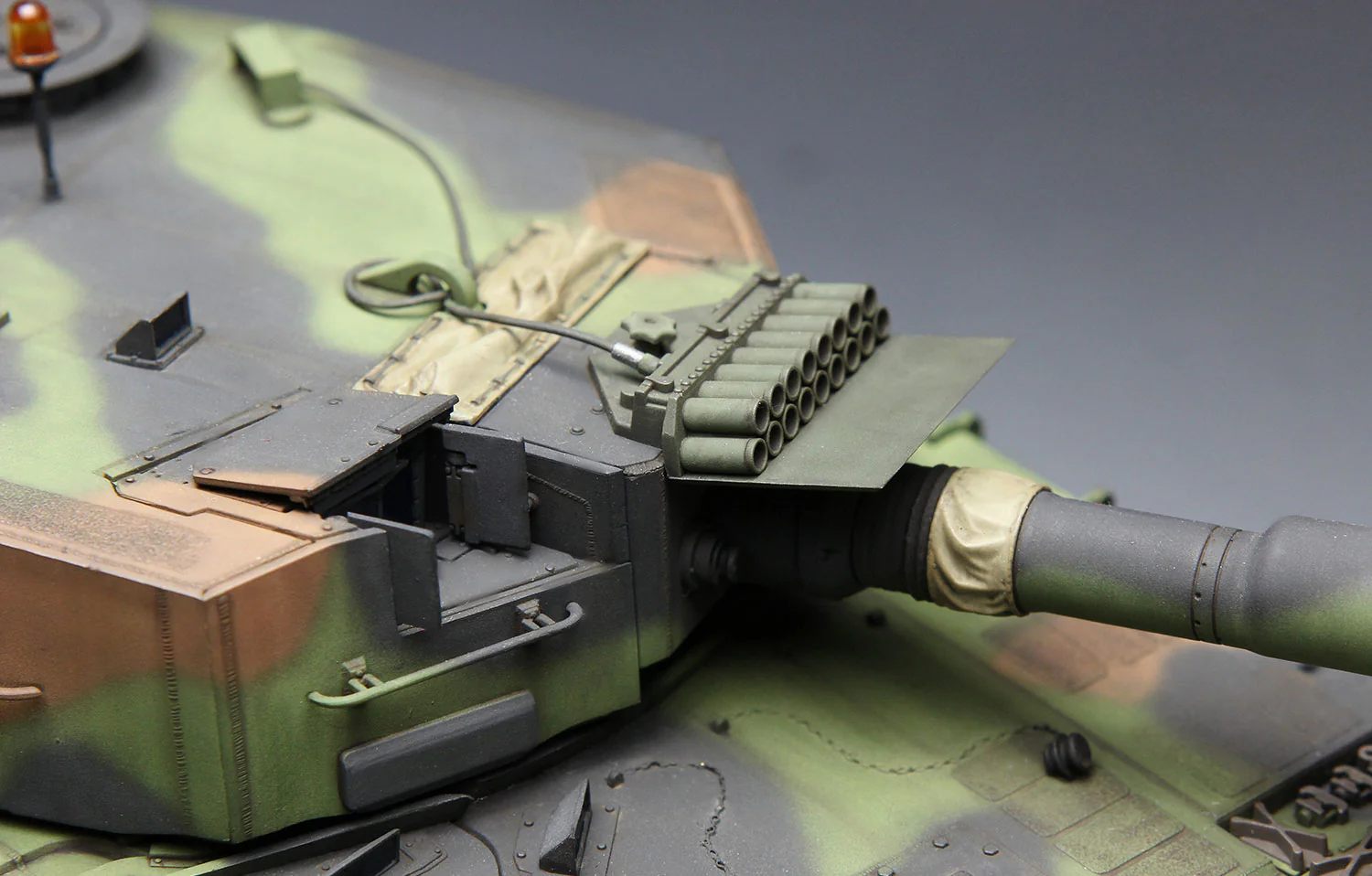 Meng 1/35 German Main Battle Tank Leopard 2 A4 - Image 7