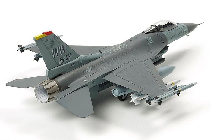 Tamiya 1/72 F-16 CJ Fighting Falcon w/equip. - Image 2