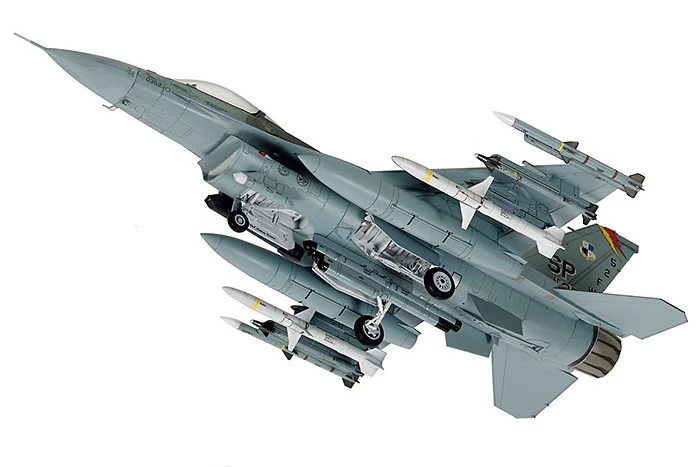 Tamiya 1/72 F-16 CJ Fighting Falcon w/equip. - Image 3