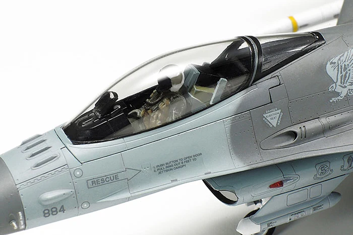 Tamiya 1/72 F-16 CJ Fighting Falcon w/equip. - Image 4