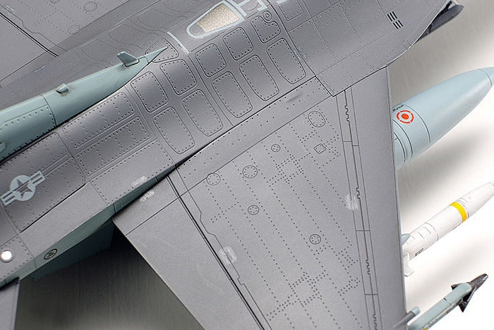 Tamiya 1/72 F-16 CJ Fighting Falcon w/equip. - Image 5